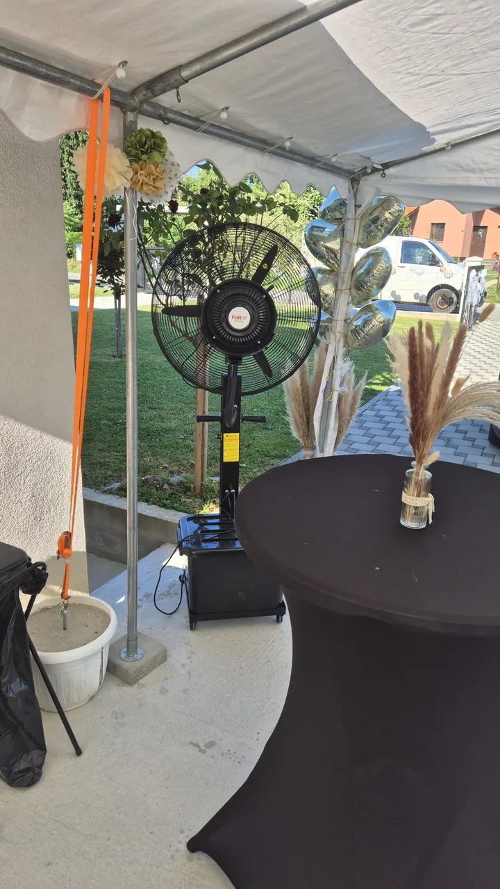 Ventilator na vodu postavljen ispod šatora za rashlađivanje gostiju na proslavi