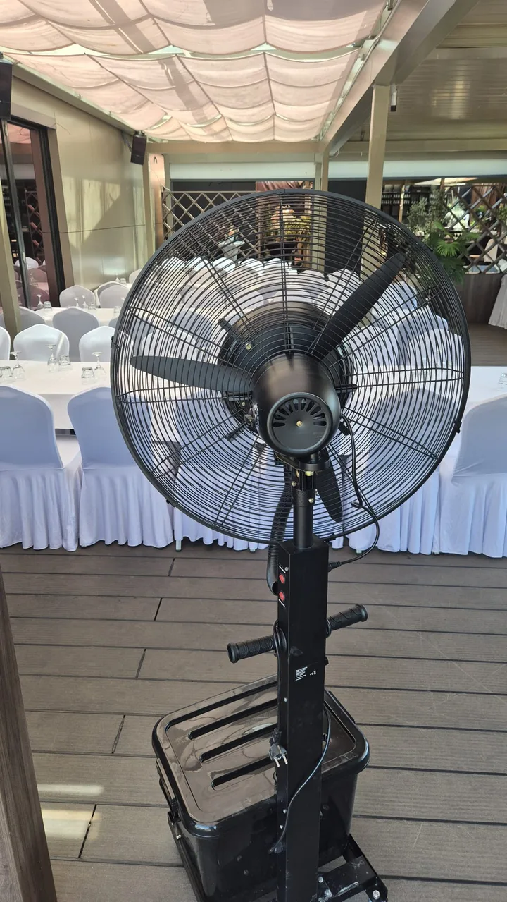 Ventilator s maglicom na terasi restorana — najam za ugostiteljske objekte u Zagrebu