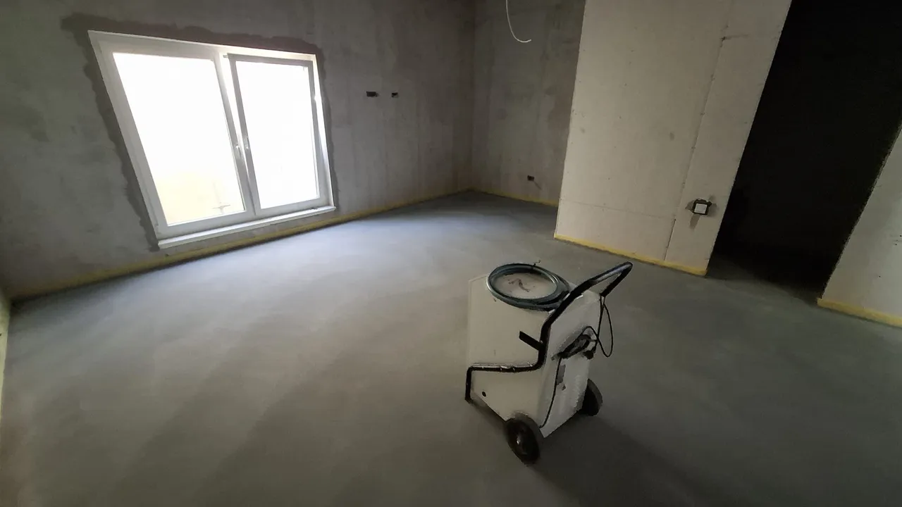 Isušivanje svježeg estriha Trotec isušivačem